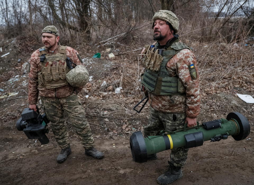 Soldados ucranianos llevan un lanzador de misiles Javelin. (REUTERS/Gleb Garanich)