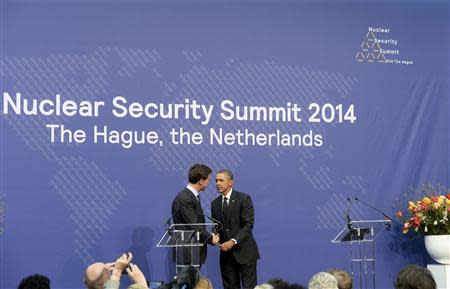 U.S. President Barack Obama and Netherland's Prime Minister Mark Rutte (L) shake hands after the closing news conference of the Nuclear Security Summit in The Hague March 25, 2014. REUTERS/Toussaint Kluiters/Pool