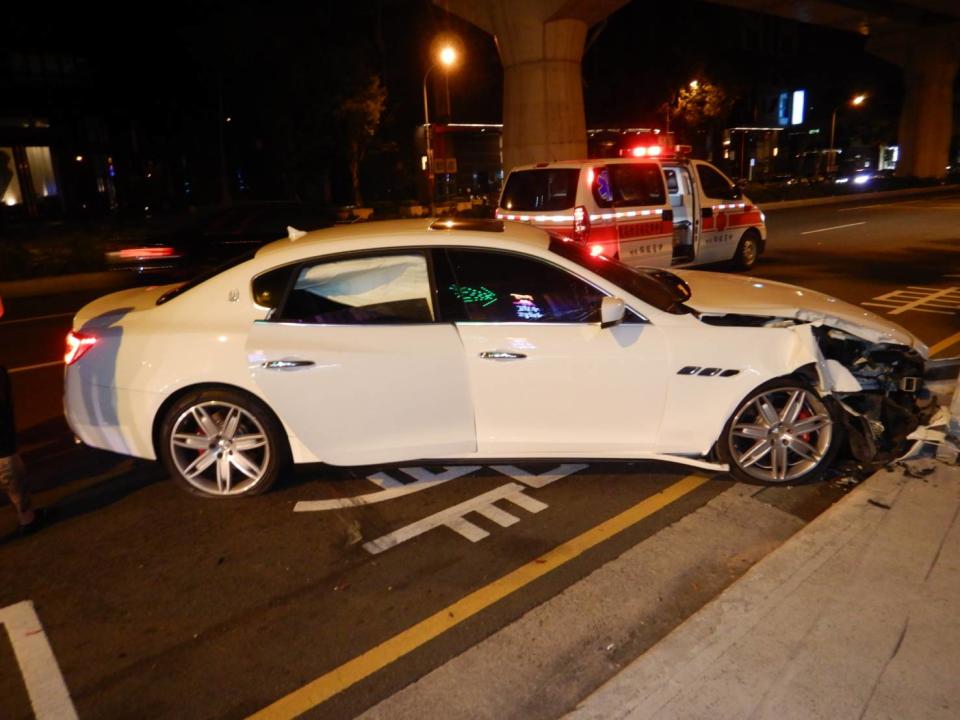 台中市一輛市價數百萬元的瑪莎拉蒂進口車，今天撞擊西屯區文心路三段一處公車亭，造成右前車頭撞毀，安全氣囊也爆開。(民眾提供)