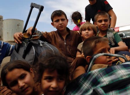 Displaced Iraqis flee during clashes between Iraqi forces and Islamic State militants in western Mosul, Iraq, May 16, 2017. REUTERS/Danish Siddiqui