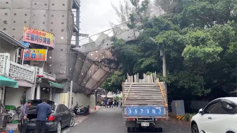 彰化颳陣陣強風　大樓鷹架倒下那1秒...大樹扛住