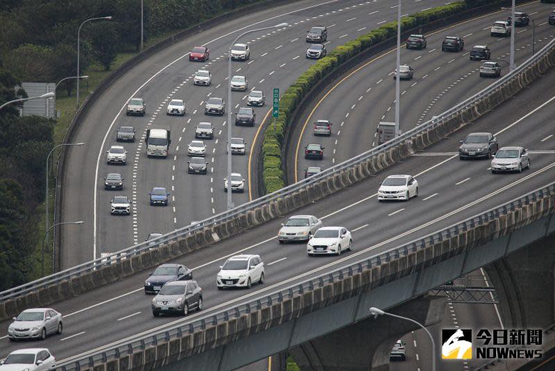 ▲國道湧現大量車潮，車禍事故也不斷。（圖／記者葉政勳攝）