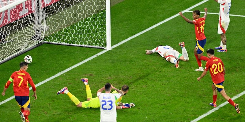 Spanien war zwar drückend überlegend, dennoch brauchte es für den 1:0-Sieg ein Eigentor von Riccardo Calafior<span class="copyright">AFP via Getty Images</span>