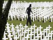 Ein Performance-Künstler schreitet anlässlich des 100. Jahrestages der Schlacht um Verdun durch den „French National Cemetery“ in der Nationalnekropole Douaumont. Die Schlacht gehörte während des 1. Weltkrieges zu den gewaltigsten Auseinandersetzungen zwischen Deutschland und Frankreich. (Bild: Reuters/Philippe Wojazer) 