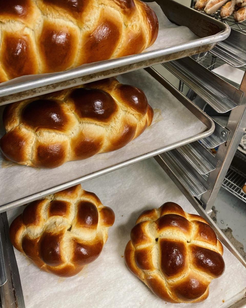 Fresh out of the oven round challah's at La Tabatiere