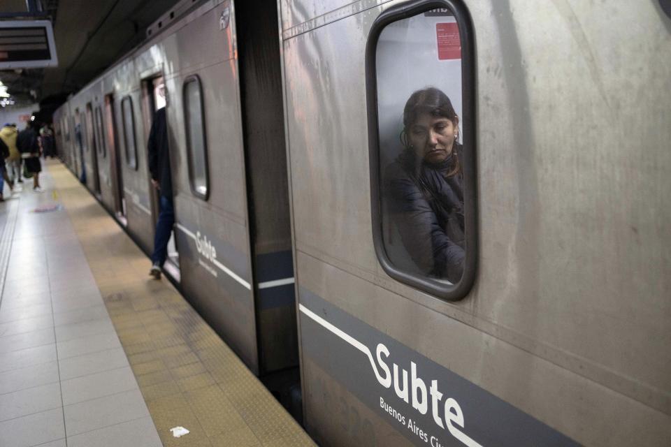 Una pasajera, sentada en un vagón de metro en Buenos Aires, Argentina, el 17 de mayo de 2024. Los usuarios del metro en la capital argentina sufrieron un abrupto incremento del 360% en el precio del servicio como parte de la campaña de austeridad del presidente, Javier Milei. (AP Foto/Rodrigo Abd)