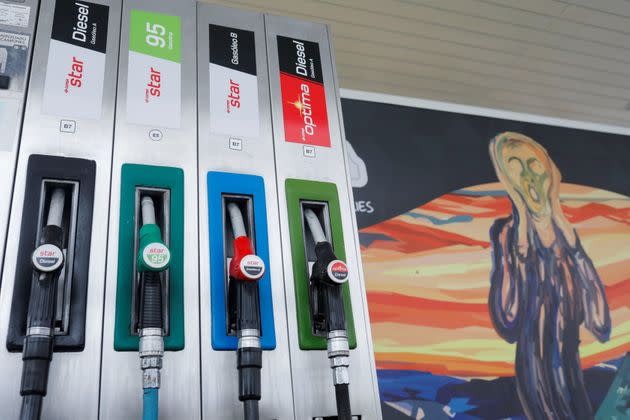 Face à la hausse continue des prix du carburant, le gouvernement est sommé d'agir. (Photo: Jon Nazca via Reuters)