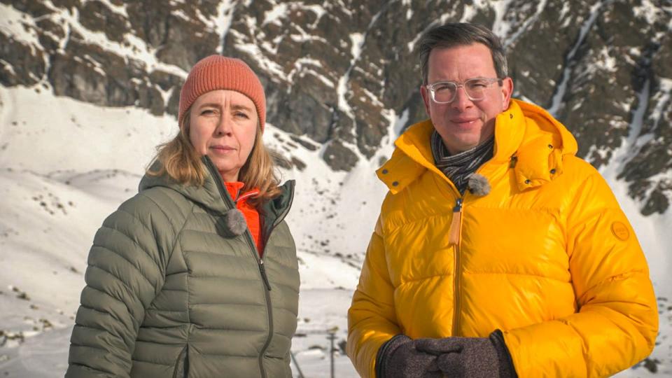 Die ZDF-Korrespondenten Britta Hilpert und Wolf-Christian Ulrich beleuchten in ihrer neuen Dokumentation das Spannungsfeld zwischen Wintersport und Klimaerwärmung. Was ist moralisch noch vertretbar? (Bild: ZDF / Martin Adam)