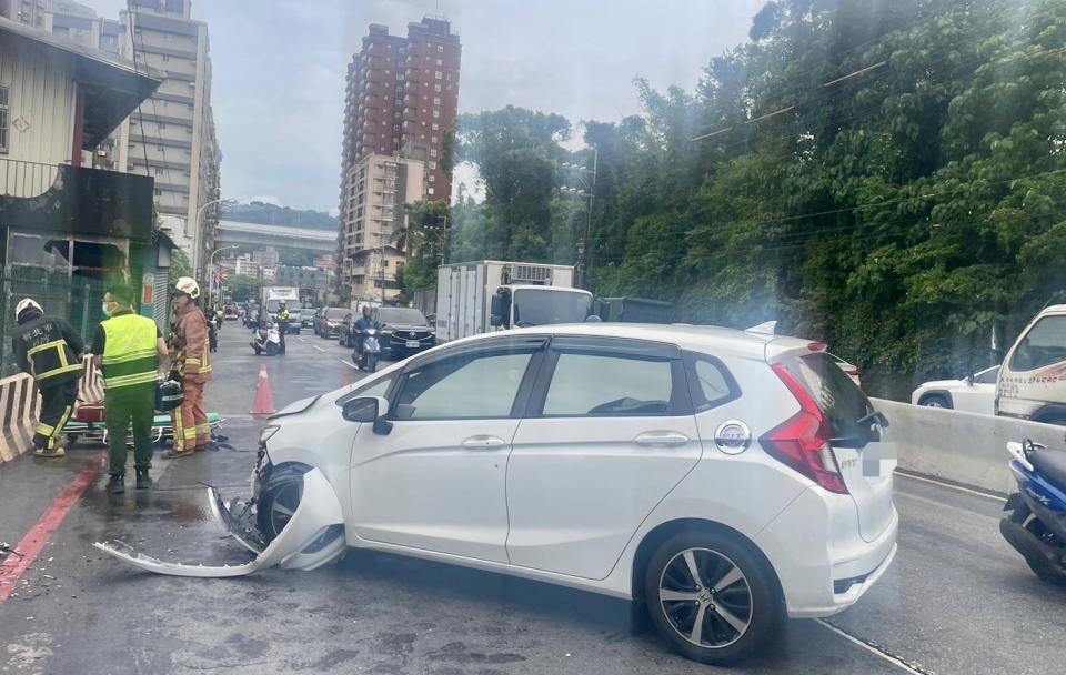 新北市五股成泰路發生一起自撞車禍。（圖／翻攝畫面）