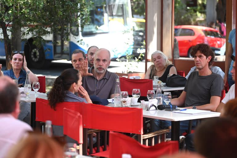 Larreta y Lousteau, durante una charla con vecinos en Parque Chacabuco, el sábado