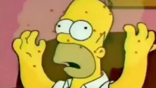 Al abrir un paquete de mensajería, Homero contrae un virus proveniente de Japón. Sucede en el capítulo "Marge encadenada", emitido en 1993. Crédito: Captura de Youtube