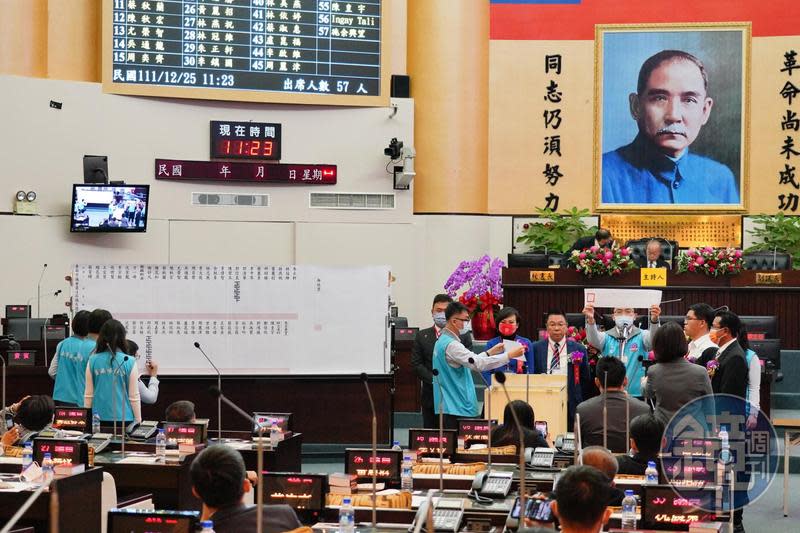 本屆正副議長選舉風波不斷，台南市議會就出現3位國民黨議員跑票投給民進黨籍的邱莉莉。