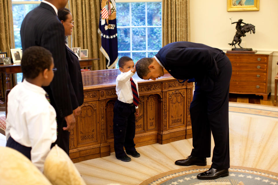 Das Foto Obamas mit dem fünfjährigen Jacob Philadelphia wurde unter dem Titel "Hair Like Mine" ("Haare wie meine") bekannt (Bild: Pete Souza/The White House via Getty Images)