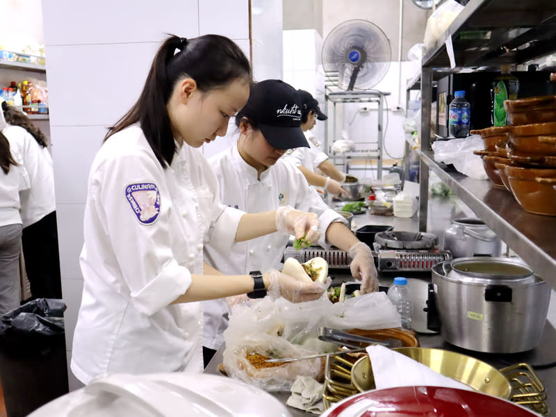 高餐大學生做刈包 國立高雄餐旅大學的學生將20多道台式熱炒端到越南 啤酒屋餐桌上，吸引台越兩國民眾前來用餐。圖為學 生們正在做刈包。 中央社記者陳家倫河內攝  113年5月27日 