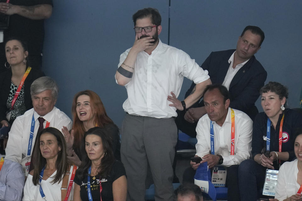 El presidente chileno Gabriel Boric observa las finales de la natación de los Juegos Panamericanos en Santiago, Chile, el lunes 23 de octubre de 2023. (AP Foto/Silvia Izquierdo)