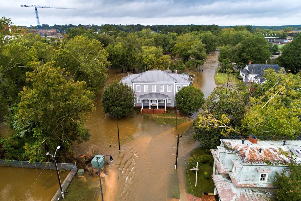 Imagen de las inundaciones en las calles causadas por el huracán Florence, que comienzan a descender en Fayetteville, Carolina del Norte, Estados Unidos, hoy, 17 de septiembre de 2018. EFE/ Jim Lo Scalzo