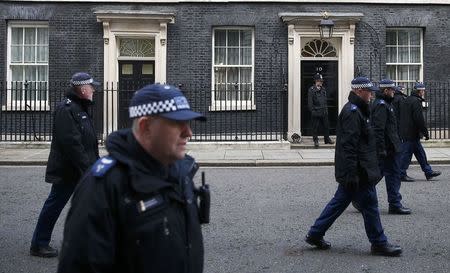 Police officers go through a security sweep outside number 10 Downing Street ahead of a visit by Israel's Prime Minister Benjamin Netanyahu in London, Brirain, February 6, 2017. REUTERS/Peter Nicholls