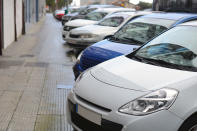 La mayoría de ayuntamientos suelen hacer la vista gorda, pero está prohibido tener el coche aparcado con un cartel de ‘Se vende’. En algunos municipios, esto te podría costar hasta 90 euros. (Foto: Getty Images).