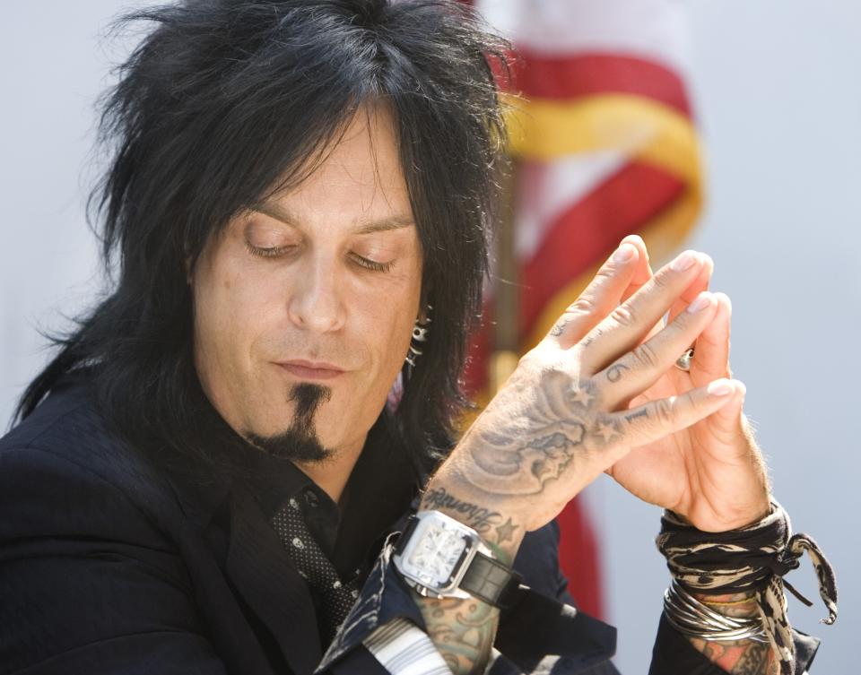 <p>„Ich bin in Tränen aufgelöst“, schrieb Nikki Sixx von Mötley Crüe auf Twitter. „Chester hat mir gerade erst erzählt, wie glücklich er war… Er war solch ein netter und talentierter Mensch… Es tut mir so leid für seine Familie, Bandmitglieder und Fans.“ Sixx teilte in einem weiteren Tweet die Telefonnummer einer Hotline für suizidgefährdete Menschen in den USA. (Bild: AP Photo) </p>