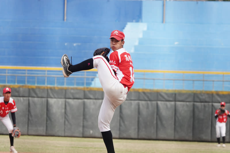 木棒聯賽  李致霖後援7局率普門搶勝 112學年度高中棒球聯賽（木棒組）第4階段普門中學 25日與三民高中交手，普門投手李致霖（圖）2局下 接手後援、展現壓制力，投7局無失分，率隊以5比2 搶勝。 中央社記者謝靜雯攝  113年2月25日 