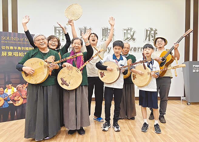 恆春民謠傳藝師4月將赴美巡演，可望透過傳唱百年民謠文化，讓世界看見台灣。（林和生攝）