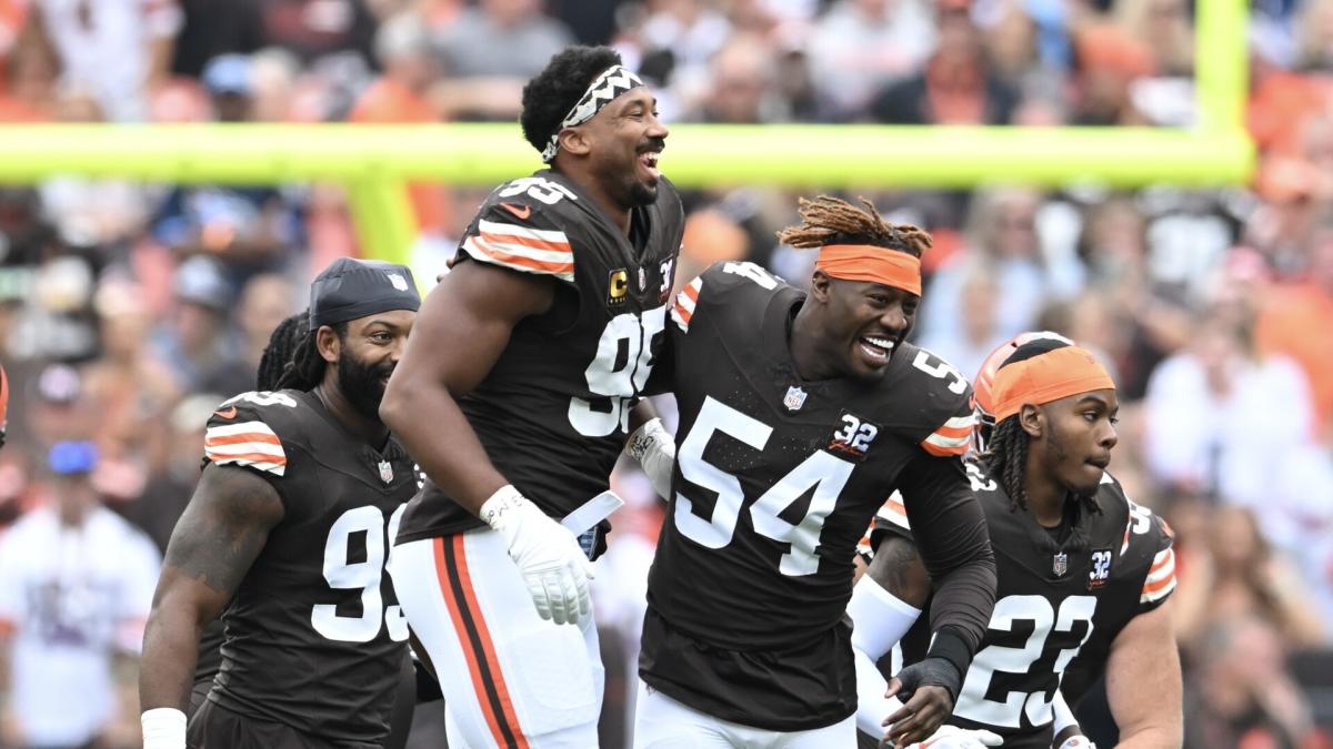 Kareem Hunt, Myles Garrett lead way in Browns win over Bears