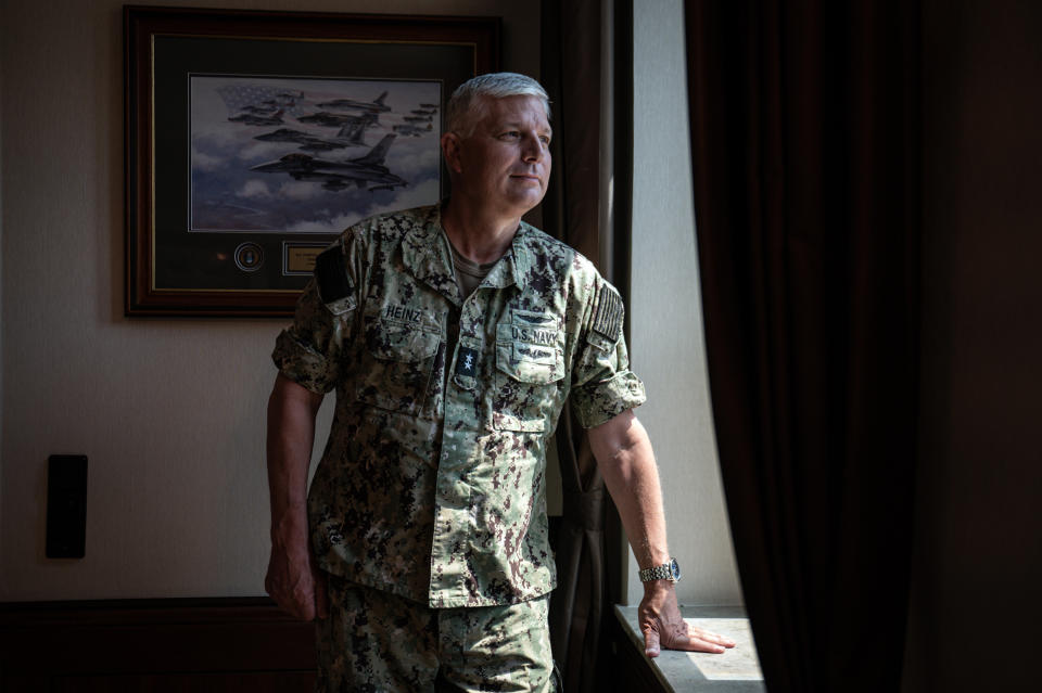 El contraalmirante de la Armada estadounidense R. Duke Heinz, jefe de logística del Mando Europeo de Estados Unidos afirma que la unidad está intentando satisfacer con mayor rapidez las solicitudes ucranianas de más armamento.  (Lena Mucha/The New York Times)
