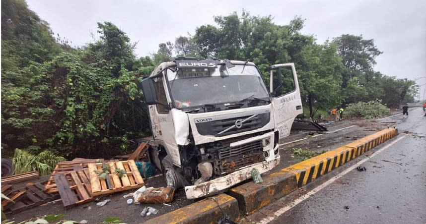 張男一早開著聯結車因不明原因爆衝自撞，場面相當狼狽。（圖／警方提供）