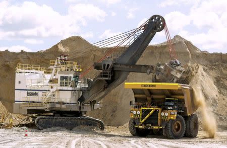 A dragline excavator moves surface dirt into a 240 ton haul truck during a tour of Peabody Energy's North Antelope Rochelle coal mine near Gillette, Wyoming, U.S. June 1, 2016. REUTERS/Kristina Barker