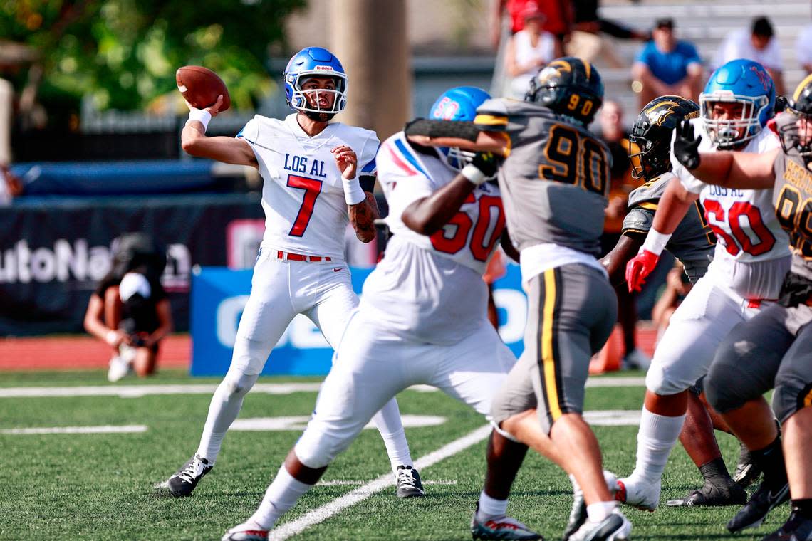 Los Alamitos (Calif.) quarterback Malachi Nelson (7).