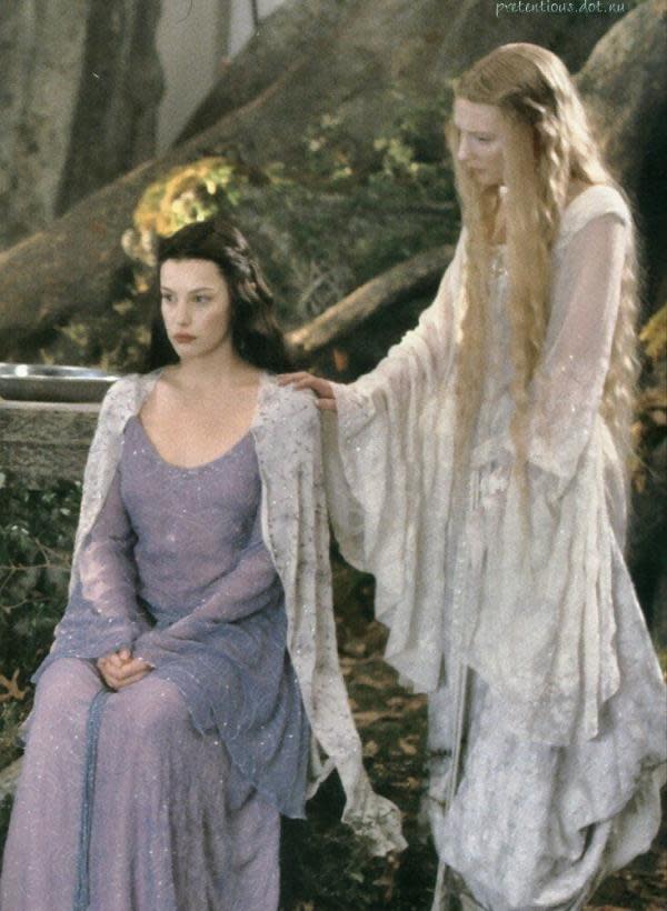 Arwen y Galadriel en una escena eliminada de El Señor de los Anillos (Imagen: Pinterest)