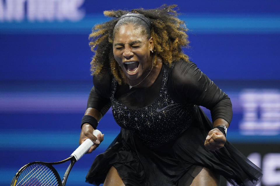 Serena Willliams reacciona durante el partido contra Danka Kovinic en la primera ronda del US Open, el lunes 29 de agosto de 2022 en Nueva York. (AP Foto/Charles Krupa)