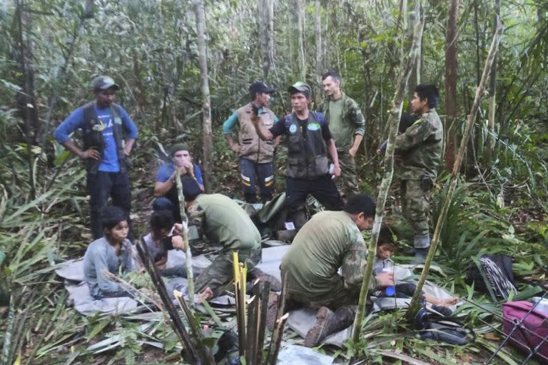 En esta foto difundida por la Oficina de Prensa de las Fuerzas Armadas de Colombia, soldados y hombres indígenas posan para la foto con los cuatro hermanos indígenas que llevaban 40 días desaparecidos, en la selva de Solano, estado de Caquetá, Colombia, el viernes 9 de junio de 2023. 