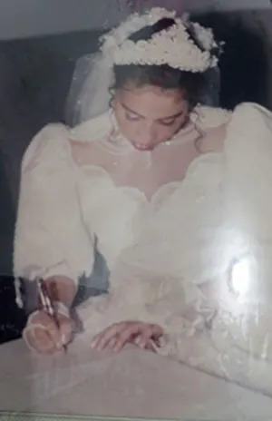 Aos 18 anos, antes de virar atriz pornô, Soraya casou na igreja (Divulgação / Arquivo pessoal)