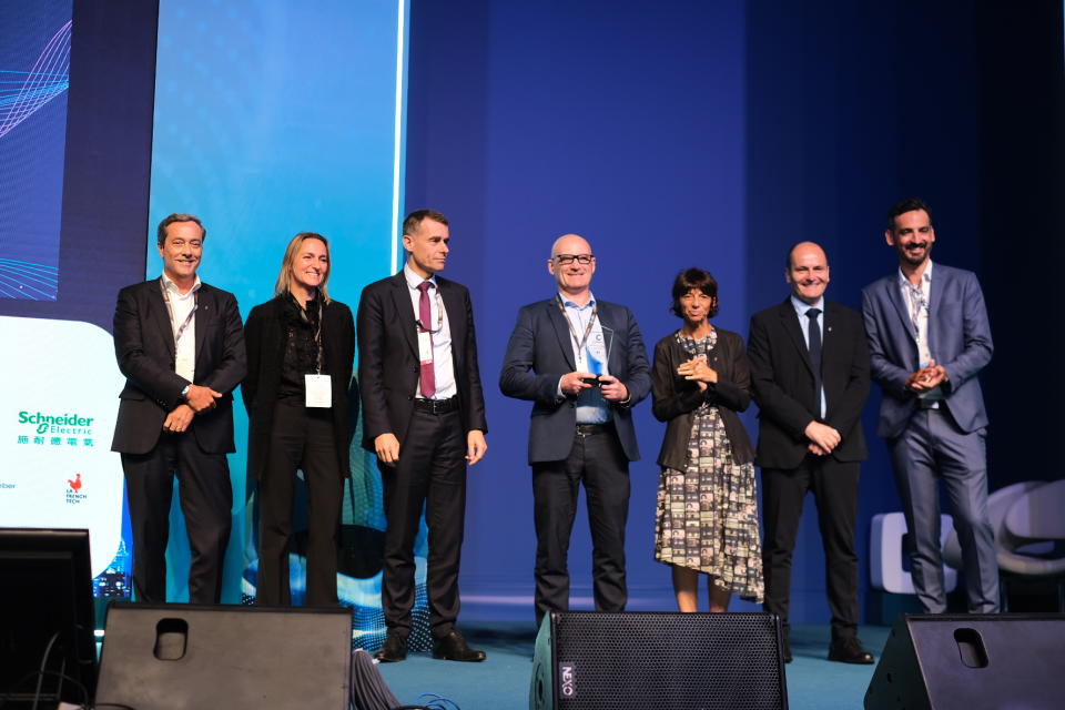 Dr. Bruno LANGLOIS, Technologies & Institutional Partnerships Director de CARBIOS (centre), reçoit pour CARBIOS le prix « So French So Innovative » à InnoEx 2024, Hong Kong.