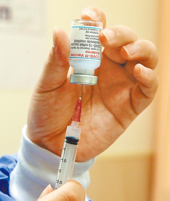 圖為台灣首批進口的7萬劑莫德納疫苗日前已分配到全國各縣市的專責醫院，為醫護人員施打疫苗。（趙雙傑攝）