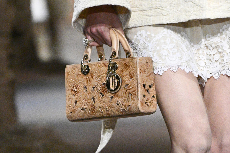 PFW：Dior 大秀手袋 6+！蕾絲 Lady Dior、藤格紋購物包… 哪枚是 It Bag 候選人？