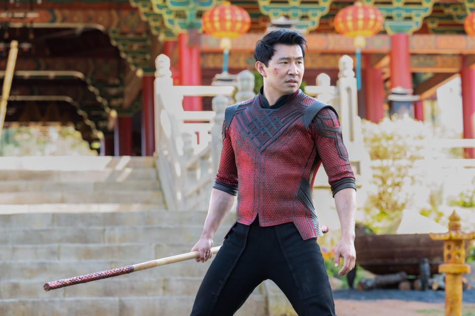 Szene aus "Shang-Chi and the Legend of the Ten Rings": Shang-Chi (Simu Liu) muss nach vielen Jahren, die er unauffällig gelebt hat, seine Kampfkünste erst wieder erlernen.
 (Bild: Marvel Studios 2021 / Jasin Boland)