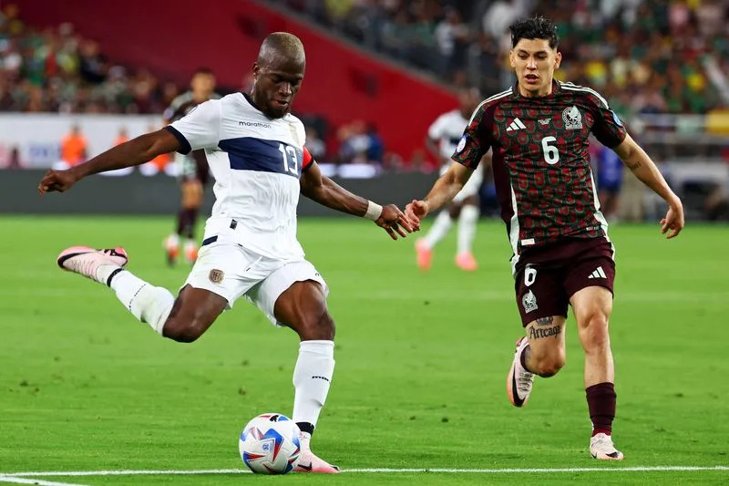 Foto del domingo del delantero de Ecuador Enner Valencia (13) ante el mexicano Gerardo Arteaga (6)