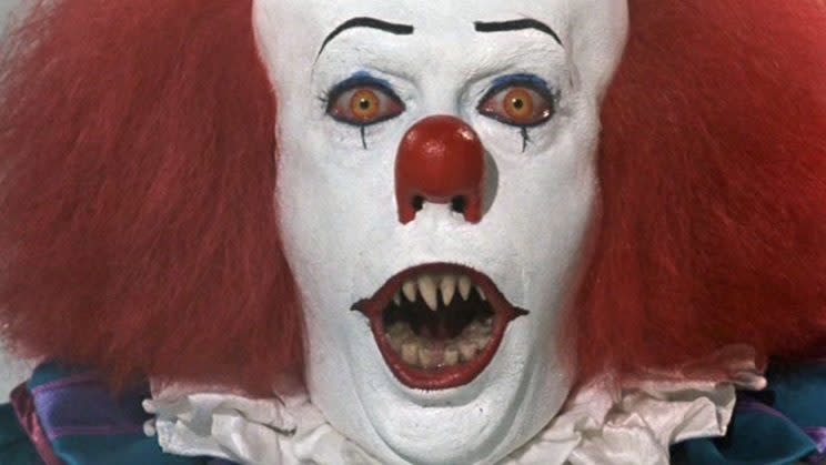 Bedrag Først Variant Tim Curry's killer clown Pennywise makes a secret cameo in new trailer for  Stephen King's IT