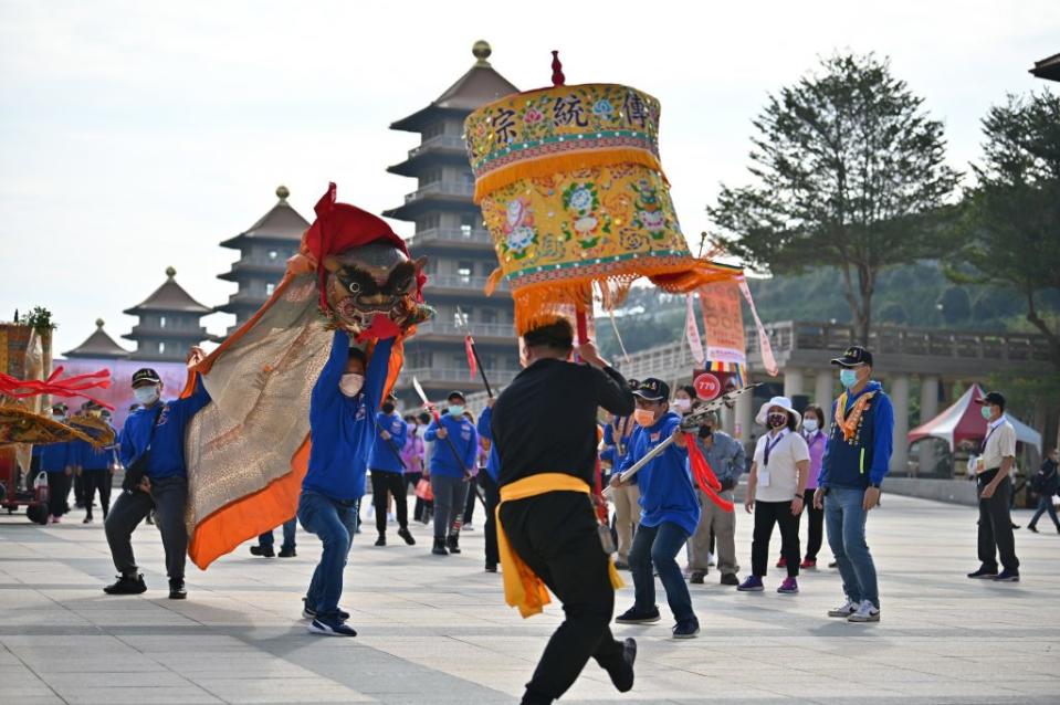 宮廟陣頭在菩場館場表演，歡喜參加世界神明聯誼會。（主辦單位提供）