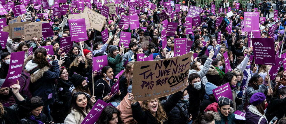 La marche « Nous toutes », à l'appel de nombreuses associations, syndicats et partis politiques, contre les violences faites aux femmes, à Paris, le 20 novembre 2021. La sensibilisation face aux violences dans le couple devrait commencer dès le plus jeune âge.
