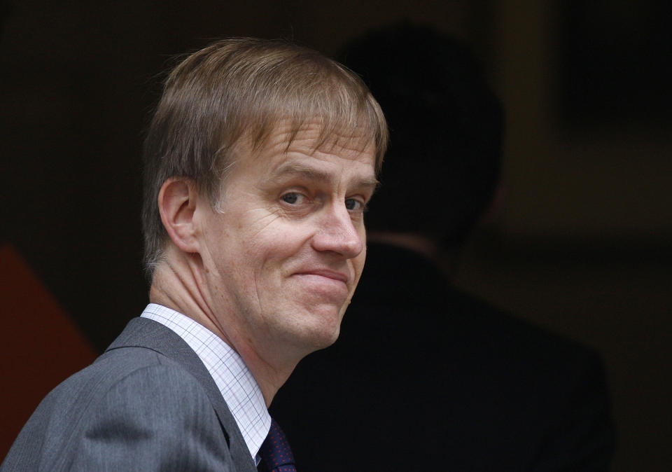 Britain's Labour Party Member of Parliament Stephen Timms is seen arriving at 11 Downing Street in London in this June 8, 2009 file photograph. Timms, a former treasury minister in the previous labour government, has been stabbed, a party spokesman said on May 14, 2010. Police said a 21-year-old woman had been arrested in connection with the incident which took place at his constituency office in east London on Friday afternoon.   REUTERS/Stephen Hird/Files   (BRITAIN - Tags: CRIME LAW POLITICS)