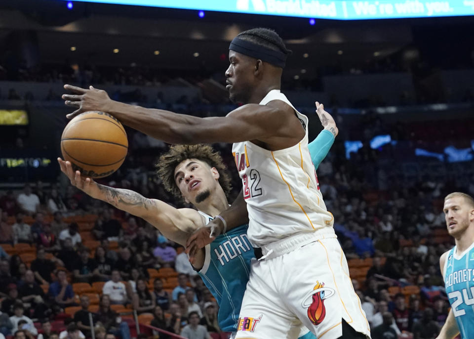 黃蜂LaMelo Ball復出首戰，繳出15分6籃板6助攻1抄截及5犯規的成績。(AP Photo/Marta Lavandier)