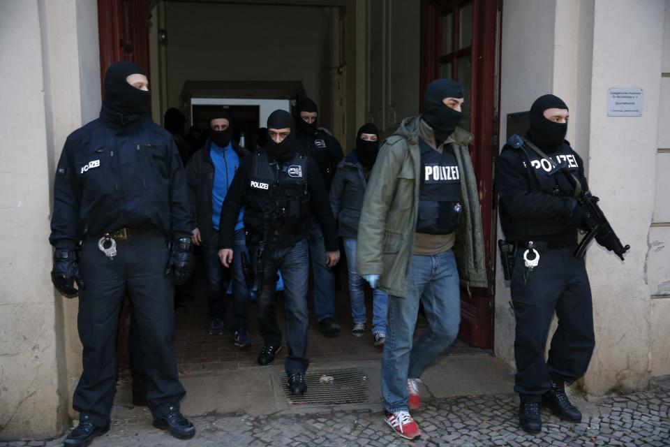 German special police units leave an apartment building in the Wedding district in Berlin January 16, 2015. Around 250 policemen took part in the raid and arrested two suspected Islamists, police said. REUTERS/Fabrizio Bensch (GERMANY - Tags: CIVIL UNREST CRIME LAW POLITICS MILITARY)