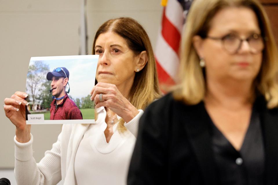 Linda Beigel Schulman holds a picture of her son Scott while reading a victim impact statement (© South Florida Sun Sentinel 2022)