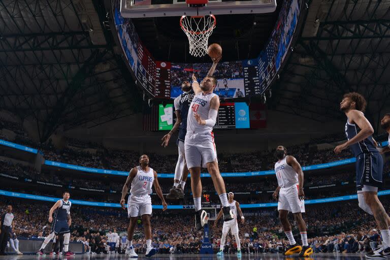 Derrick Jones Jr., de los Dallas Mavericks, anota en el triunfo frente a Los Angeles Clippers 