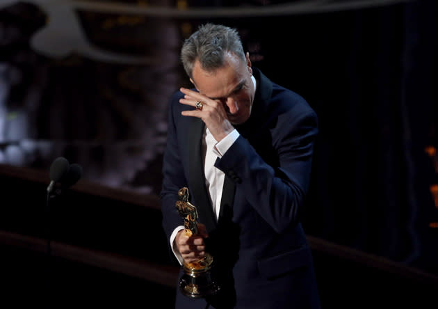Ein bewegender Moment: Daniel Day-Lewis nimmt seinen Oscar in den Kategorie Bester Hauptdarsteller für seine Rolle in "Lincoln" entgegen. Sichtlich gerührt fehlten ihm erst die Worte