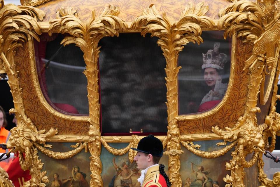 La imagen de la reina Isabel II se ve en un carruaje dorado durante el desfile del Jubileo de Platino frente al Palacio de Buckingham en Londres, el domingo 5 de junio de 2022, en el último de los cuatro días de celebraciones para conmemorar el Jubileo de Platino. El desfile será una procesión de carnaval en The Mall con títeres gigantes y celebridades que representarán momentos clave de las siete décadas de la reina Isabel II en el trono. (Foto AP/Frank Augstein, Piscina)