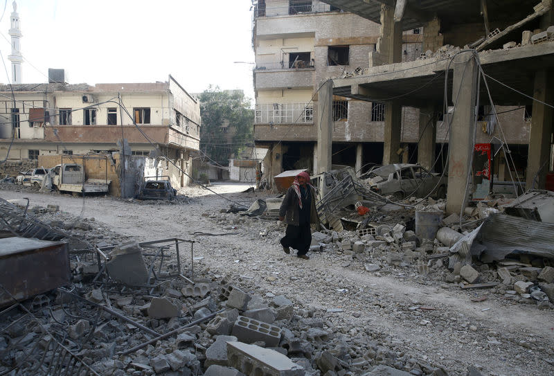 Des habitants de la Ghouta orientale ont déclaré mercredi qu'ils attendaient "leur tour pour mourir" alors qu'ils subissent des bombardements d'une intensité sans précédent depuis le début du conflit. /Photo prise le 21 février 2018/REUTERS/Bassam Khabieh